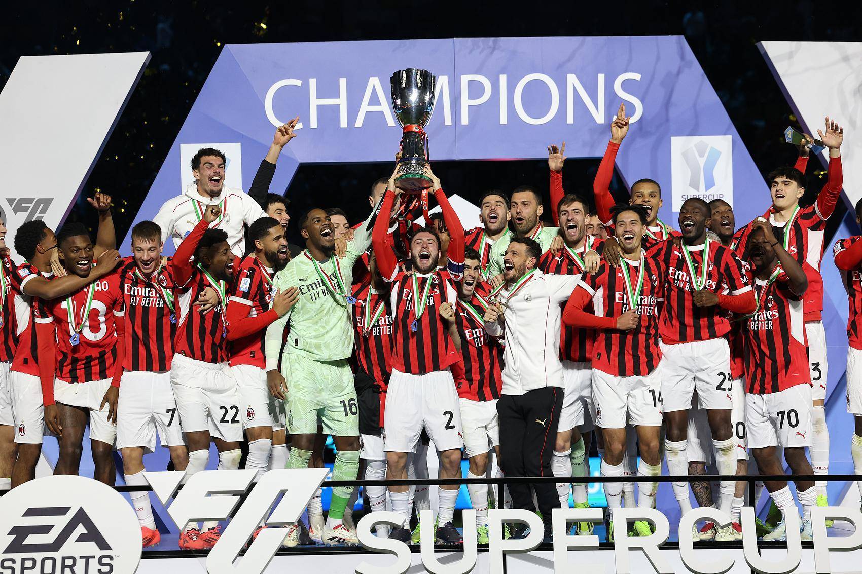 尤文图斯同意与AC米兰交换球员,引发球迷热议的简单介绍 尤文图斯同意与AC米兰交换球员,引发球迷热议的简单介绍