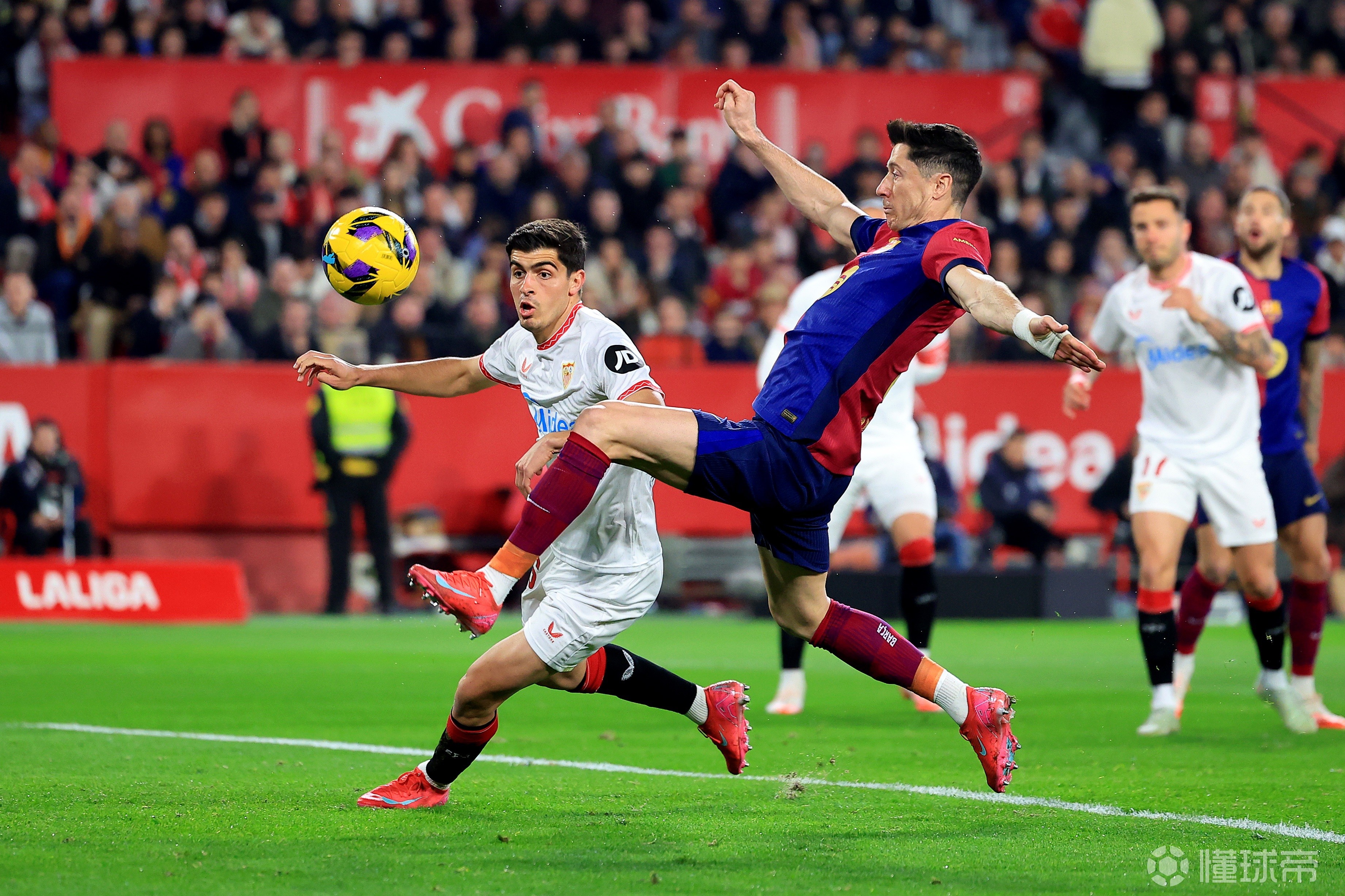 关于塞维利亚客场大胜，连续三轮不败排名西甲榜首的信息