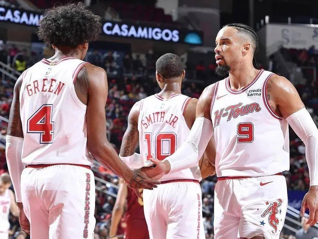 火箭队在延长赛中险胜黄蜂队