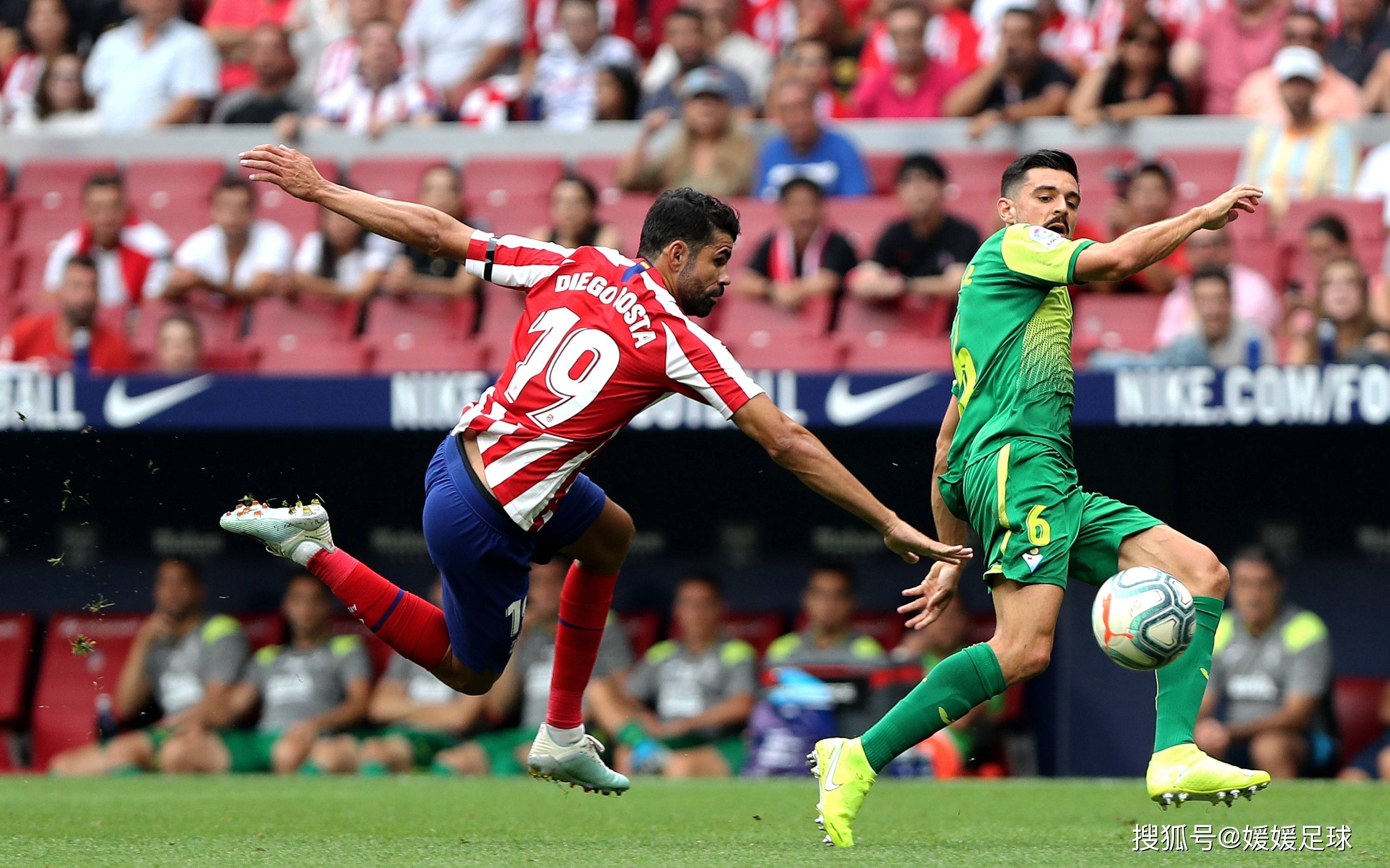 足球比赛中的较量必将展现出耀眼的风采 足球比赛中的较量必将展现出耀眼的风采