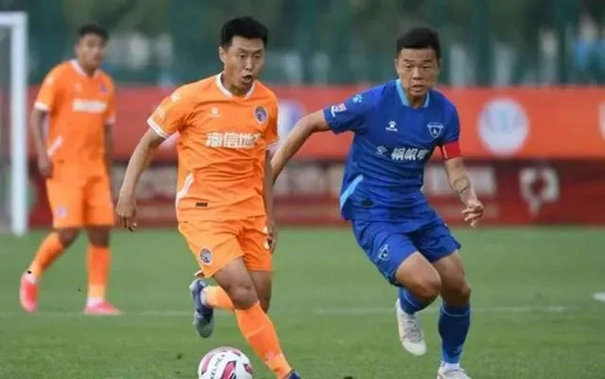 星空体育在线登录-国内职业足球联赛竞争激烈，焦点不断变化