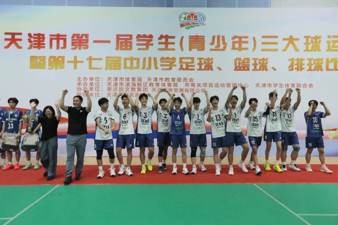 星空体育登录-奋力拼搏的比赛现场，球员拼尽全力