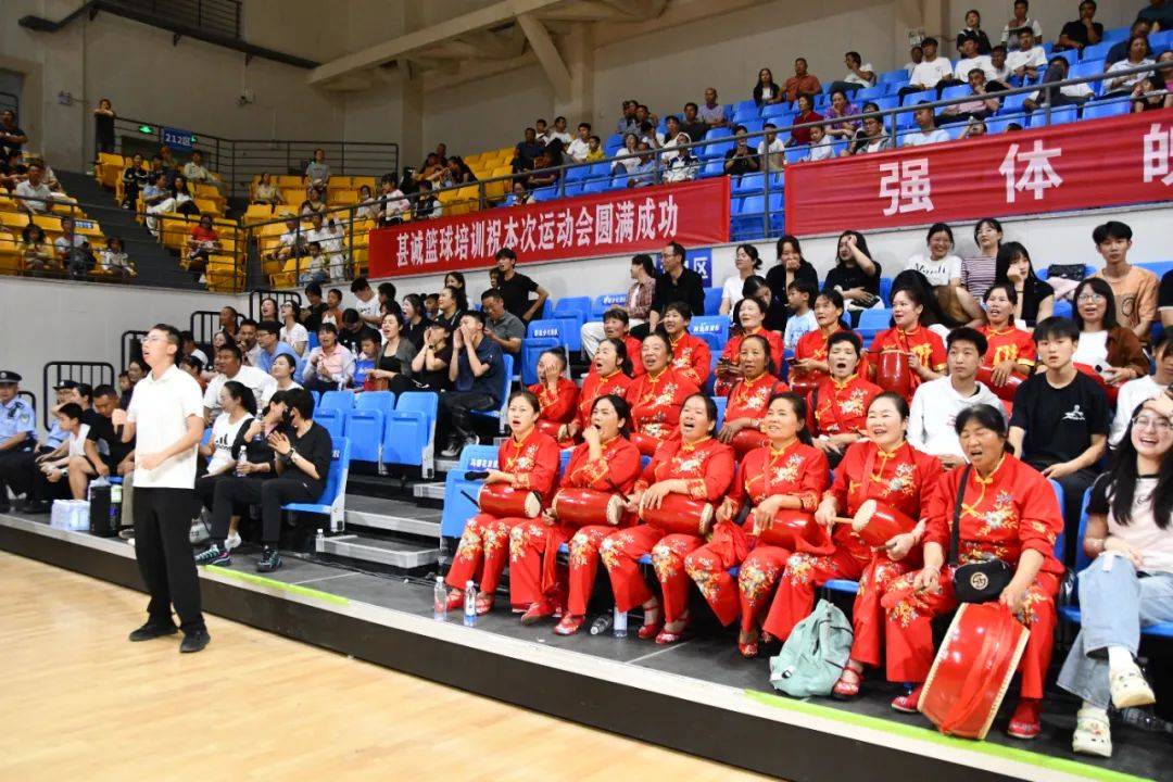 奋力拼搏的比赛现场，球员拼尽全力