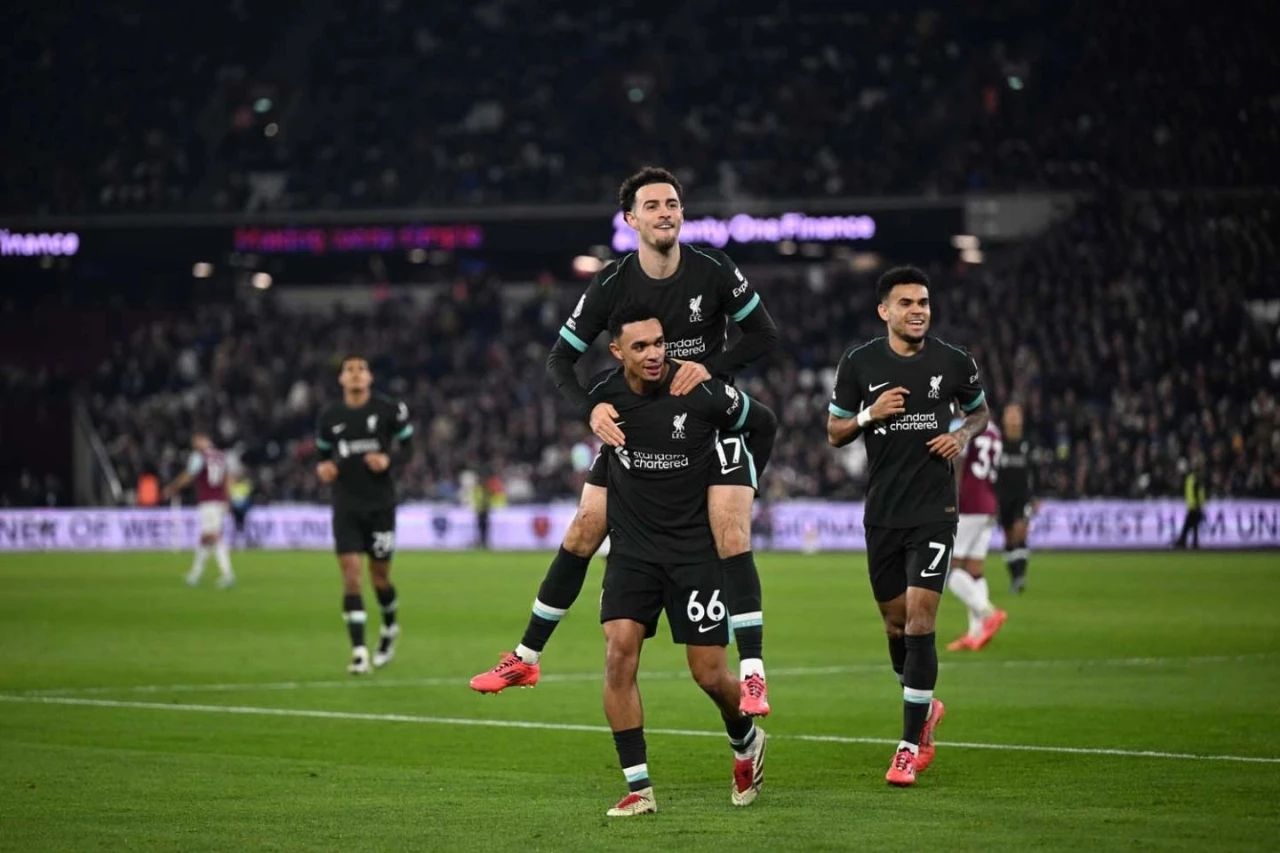 利物浦前锋连续破门，英超领头羊紧咬追赶