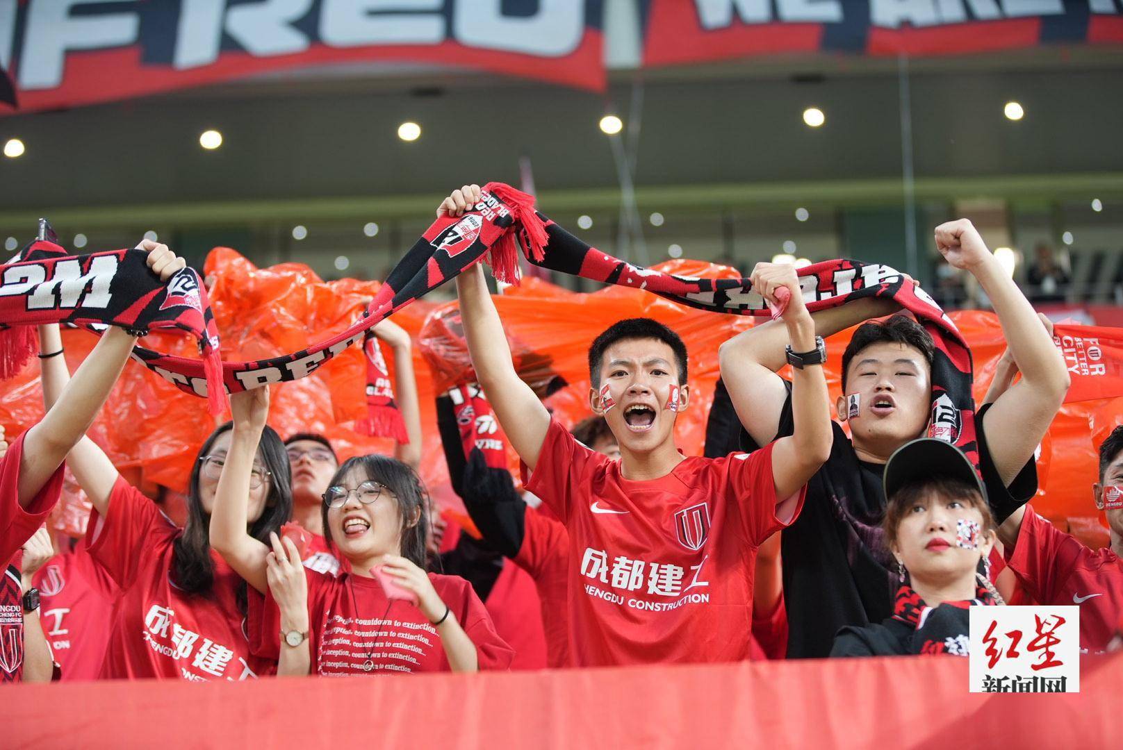 星空体育app下载-激动人心的比赛现场，球迷欢呼不断