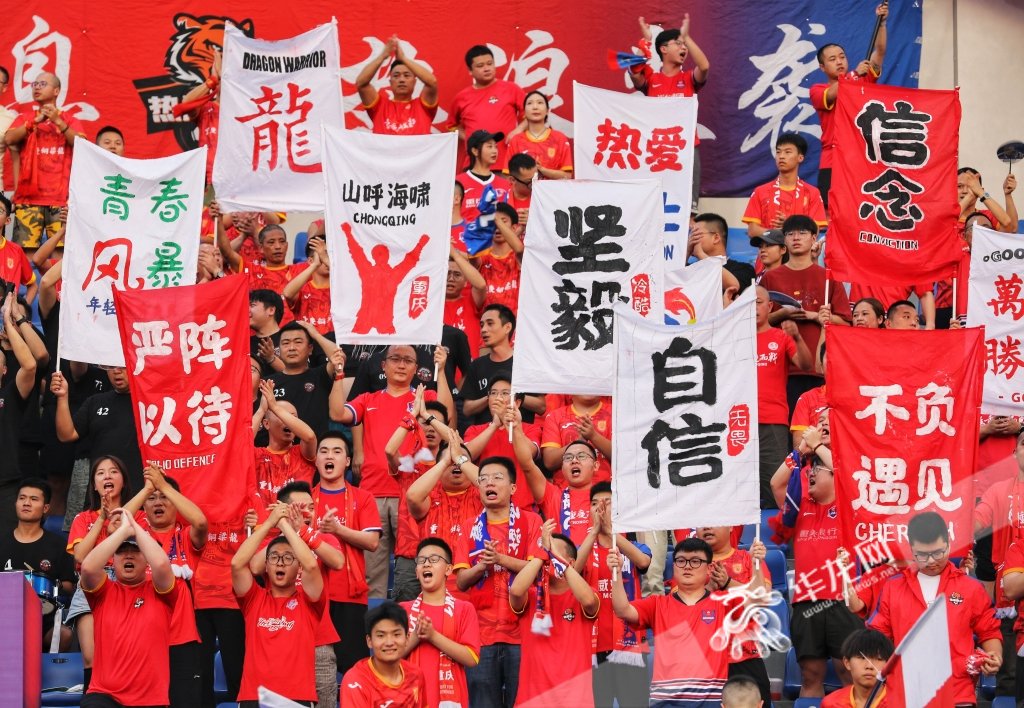 激动人心的比赛现场,球迷欢呼不断 激动人心的比赛现场,球迷欢呼不断